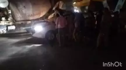 टूंडला: सुभाष चौराहे पर गलत दिशा में आ रहे डंपर से टकराने से बाल-बाल बची विधायक की इनोवा कार