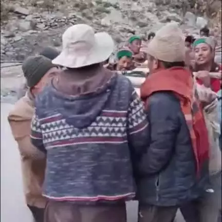 पूह: ज़िले के कानम गाँव में ग्रामीणों ने आस्था की अनोखी मिसाल पेश की, एकजुट होकर मंदिर के बड़े-बड़े स्लीपर उठाने का किया काम