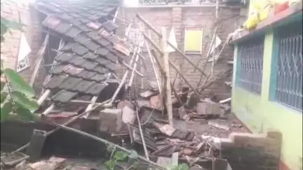 বহরমপুর: নতুনগ্রামে ICDS কেন্দ্র চলাকালীন হুড়মুড়িয়ে ভেঙে পড়লো টালির ছাউনি দেওয়া ছাদ,জখম একাধিক শিশু পড়ুয়া