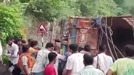 गढ़बोर: चारभुजा-देसूरी नाल में फिर हुआ भीषण सड़क हादसा, पंजाब मोड़ पर ट्रक पलटा, आवागमन ठप, दो घायल