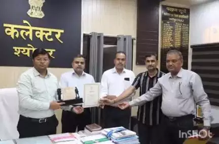 श्योपुर: राज्यपाल की ओर से श्योपुर कलेक्टर सम्मानित, कलेक्टर चेम्बर में सैनिक कल्याण बोर्ड ने सौंपा प्रशस्ति पत्र