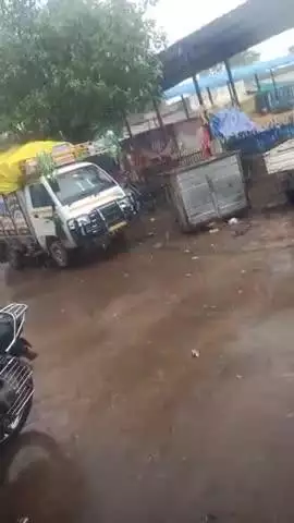 इटावा में जोरदार बारिश के कारण दुकानों व सब्जी मंडी में भरा पानी