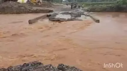 ନବରଙ୍ଗପୁର ପୋଲିସ ଷ୍ଟେସନ: ଲଗାଣ ବର୍ଷାରେ ଧୋଇ ହେଇଗଲା ଜଟାବାଲ ନିକଟସ୍ତ ଅସ୍ଥାୟୀ ପୋଲ, ନବରଙ୍ଗପୁର ରୁ ଉମରକୋଟ କୁ ଯୋଗାଯୋଗ ବାଧାପ୍ରାପ୍ତ
