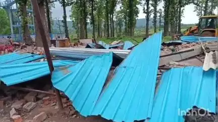 अंबिकापुर: बकिरमा में अवैध कब्जे होटल सहित मकानों पर वन विभाग ने चलाया बुलडोजर