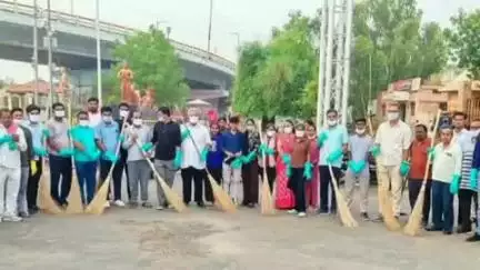 बाड़मेर: विवेकानंद सर्किल से न्याय वाटिका तक सफाई अभियान चला, टीम बाड़मेर व रूमा देवी फाउंडेशन के साथ सफाई कार्मिकों की भागीदारी