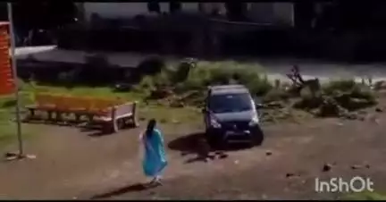 लातूर: लातूरच्या आर्वी गाव भागात महिलेच्या अंगावर कार घालत जीवे मारण्याचा प्रयत्न, व्हिडीओ होतोय व्हायरल