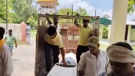 इटावा: पछायगाव इलाके के पुरा मंशाराम में घरेलू कलह के चलते हलवाई का शव घर में फंदे से लटका मिला, पीएम कराकर जांच में जुटी पुलिस
