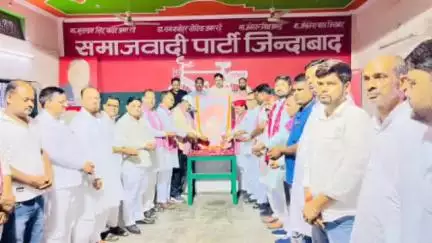 शाहजहांपुर: बिजलीपुरा कार्यालय पर समाजवादी पार्टी के कार्यकर्ताओं ने छत्रपति शाहूजी महाराज की जयंती मनाई, सपा जिलाध्यक्ष शामिल