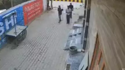 सिरसा: रानिया चुंगी के पास निर्माणाधीन घर से तीन अज्ञात चोरों ने बिजली के तारों के बंडल चुराए, सीसीटीवी फुटेज आया सामने