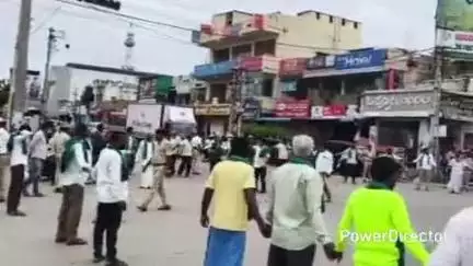 ಚಾಮರಾಜನಗರ: ದೇವನಹಳ್ಳಿಯಲ್ಲಿ ಬಲವಂತದ ಭೂ ಸ್ವಾಧೀನ ಖಂಡಿಸಿ ನಗರದಲ್ಲಿ ರೈತರ ಪ್ರತಿಭಟನೆ