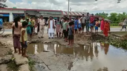 पोठिया: डांगी बस्ती में ग्रामीणों की शिकायत पर विधायक ने जलजमाव की स्थिति का किया निरीक्षण