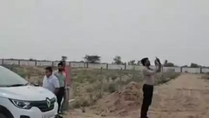 बाड़मेर: बाड़मेर शहर में कृषि भूमि पर कटी अवैध कॉलोनियों में लगे विद्युत पोल की जांच के लिए पहुंची टीम