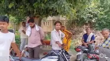 कासगंज: गांव अकबर नगर पलिया में पेड़ से लटका मिला युवक का शव, पुलिस ने पोस्टमार्टम के लिए भेजा