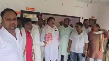 खलीलाबाद: खलीलाबाद में समाजवादी पार्टी के दर्जा कार्यकर्ताओं ने जिला अधिकारी कार्यालय पर प्रदर्शन करते हुए ज्ञापन दिया