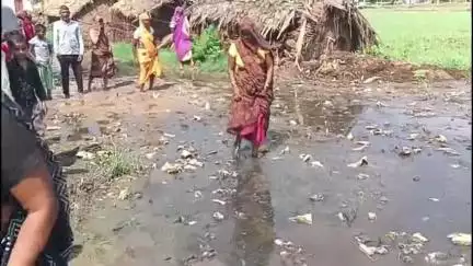 जलेसर: ग्राम पंचायत पुन्हेरा के गांव नगला लक्ष्मण में रास्ते का नहीं हुआ निर्माण, रास्तों में जल भराव से दलदल #Jansamasya