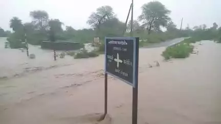 वर्धा: जिल्ह्यात यशोदा नदीला पूर; अनेक ठिकाणचे जनजीवन विस्कळीत, शाळकरी मुलेही अडकली