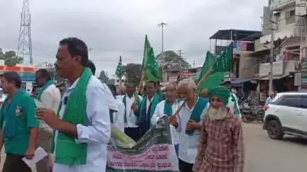 ಹೊಳಲ್ಕೆರೆ: ರೈತರ ಬಿಡುಗಡೆಗೆ ಒತ್ತಾಯಿಸಿ ಪಟ್ಟಣದಲ್ಲಿ ಪ್ರತಿಭಟನೆ