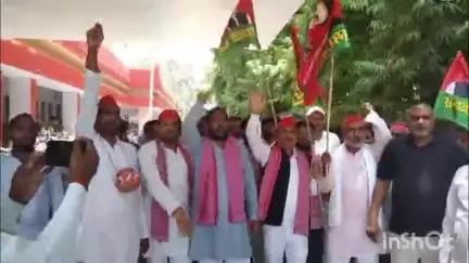 उतरौला: सपा कार्यकर्ताओं ने इटावा में देविका पटेल व संत यादव कथावाचक के साथ हुए अत्याचार के विरोध में नारेबाजी की
