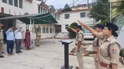 टिहरी: अंतरराष्ट्रीय नशा निषेध दिवस पर SSP ने पुलिस कार्यालय में मौजूद पुलिस कार्मिकों को दिलाई शपथ