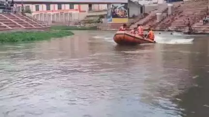 शाहजहांपुर: बाढ़ की स्थिति से निपटने के लिए हनुमत धाम पर खन्नौत नदी में आयोजित हुआ मॉक ड्रिल, कार्यक्रम में जिलाधिकारी रहे शामिल