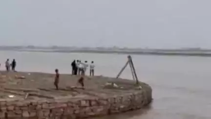 करनैलगंज: एल्गिन ब्रिज पर 24 घंटे में 18 सेंटीमीटर बढ़ा घाघरा का जलस्तर, बैराजों से छोड़ा गया 51968 क्यूसेक पानी