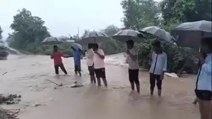 मालेगाव: महापुराने कोठा ते ढोरखेडाचा संपर्क तुटला; 50 विद्यार्थ्यांनी शिक्षणापासून वंचित, पुल मोठा करण्याची मागणी