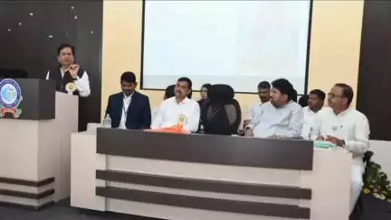 जालना: " हिंदी भाषेवरून तुमच्या मनात काय राजकारण शिजतय ते माहीत नाही"; राज आणि उद्धव ठाकरेंच्या भूमिकेबद्दल आयसीटी काॕलेज येथे