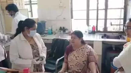 सासनी: महिला आयोग की सदस्य ने सामुदायिक स्वास्थ्य केंद्र सासनी का किया निरीक्षण, स्वास्थ्य सेवाएं जांचीं और दिए दिशा निर्देश