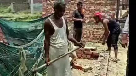 जलालाबाद: गांव गुनारा में चक रोड से अवैध कब्जा हटाया, राजस्व टीम ने दीवार तोड़कर सार्वजनिक रास्ता कराया खाली
