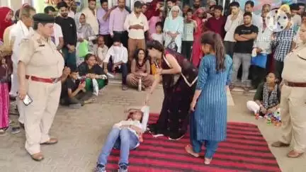 नारनौल: नारनौल महिला पुलिस व महिला कॉलेज की छात्राओ ने नुक्कड नाटक से नशे के दुष्परिणामो के बारे लोगो को किया जागरूक#jansamasya
