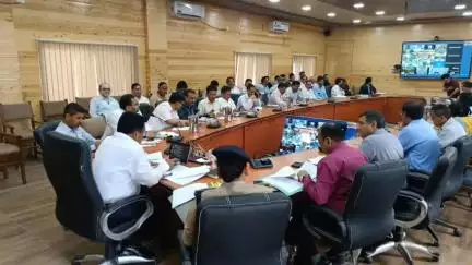 पिथौरागढ़: सीएम पुष्कर सिंह धामी की अध्यक्षता में सीएम हेल्पलाइन पोर्टल की समीक्षा हेतु वीडियो कॉन्फ्रेंसिंग के माध्यम से हुई बैठक