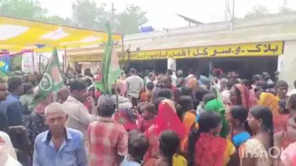 इस्लामपुर: सात सूत्री मांग को लेकर राजद कार्यकर्ताओं ने इस्लामपुर प्रखंड कार्यालय का किया घेराव, विधायक भी शामिल