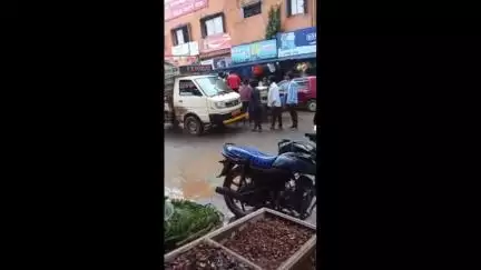 ಕಲಘಟಗಿ: ಕಲಘಟಗಿ ಪಟ್ಟಣದಲ್ಲಿ ಇಬ್ಬರು ವ್ಯಕ್ತಿಗಳ ಮೇಲೆ ಹರಿದ ಟ್ರ್ಯಾಕ್ಟರ್: ಪ್ರಾಣಾಪಾಯದಿಂದ ಪಾರು