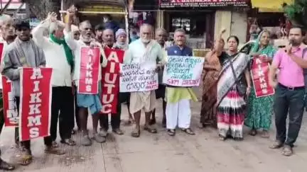 ಧಾರವಾಡ: ಭೂ ಸ್ವಾಧೀನ ವಿರೋಧಿಸಿ ಹೋರಾಟ ನಡೆಸಿದ ಹೋರಾಟಗಾರರ ಬಂಧನ ಖಂಡಿಸಿ ಧಾರವಾಡ ವಿವೇಕಾನಂದ ವೃತ್ತದಲ್ಲಿ ಪ್ರತಿಭಟನೆ