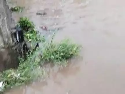 उमरेड मंसूरी मोहल्ला में घरों में भरा पानी और रोड में भी आया  पानी