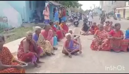 குன்னம்: 100 நாள் வேலை தர மறுத்ததால்  பொதுமக்கள் சாலை மறியல், மேட்டுகாலிங்கராய நல்லூரில் போக்குவரத்து பாதிப்பு