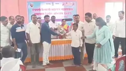हातकणंगले: छत्रपती शिवाजी महाराज महाराजस्व योजनेअंतर्गत दाखल्यांचे वाटप कुंभोज मंडल अधिकारी अरुण शेट्टी यांची माहिती