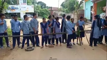 গণ্ডাছড়া: দুর্গাপুরের আনন্দমোহন রোয়াজা দশমমান বিদ্যালয়ের শিক্ষার্থীদের সড়ক অবরোধ #jansamasya