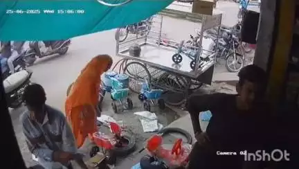 बीकानेर: शहर के जोशीवाड़ा इलाके में बैंक के सामने खड़ी टैक्सी की दिनदहाड़े बैटरी चोरी, सीसीटीवी में आया मामला