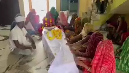 सागवाड़ा: लंदन में मौत के 2 महीने बाद सागवाड़ा आया फकीरा का शव, हाईकोर्ट के आदेशों के बाद गमगीन माहौल में हुआ अंतिम संस्कार