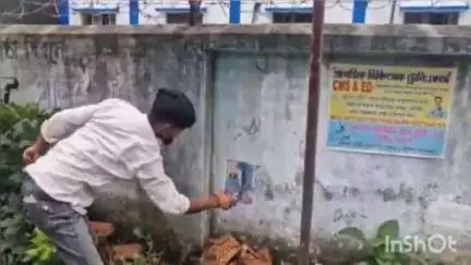 হরিশ্চন্দ্রপুর ২: TMCP ব্লক সভাপতি এর ছবিতে জুতার বাড়ি, হরিশ্চন্দ্রপুর কলেজ গঙ্গাজল ছুটির শুদ্ধিকরণ TMCP নেতা কর্মীদের