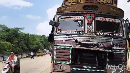 प्रतापगढ़: पीजी कॉलेज के सामने आरटीओ और ट्रक चालक के बीच विवाद, पुलिस मौके पर पहुंची, तेज रफ्तार ट्रक को रोका गया