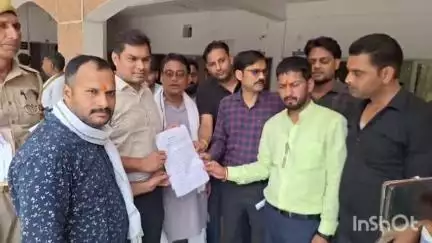 कन्नौज: इटावा में हुई घटना को लेकर ब्राह्मण समाज पर सोशल मीडिया पर अभद्र टिप्पणी के मामले में कलेक्ट्रेट में दिया गया ज्ञापन