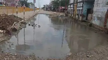 मऊ: मऊ जनपद के बढुआ गोदाम में 5 वर्षों से रास्ते पर लग जाता है पानी,स्थानीय परेशान,नहीं हुआ समस्या का समाधान #jansamasya
