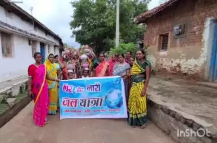 राजनांदगांव: जिले के ग्राम बेंदरकट्टा में जल संरक्षण के लिए निकाली गई नीर और नारी जल यात्रा