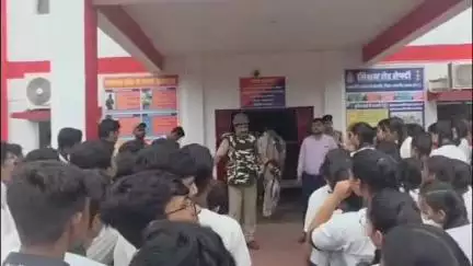 जांजगीर: जांजगीर पुलिस की अनोखी पहल, विद्यार्थियों को नशा मुक्ति और साइबर अपराध की जानकारी दी गई
