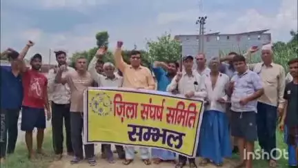 संभल: तहसील क्षेत्र के गांव मासूमपुर  जिला संघर्ष समिति  के पदाधिकारीऔर ग्रामीणोप्रदर्शन सड़क मार्ग मेंगड्ढेलेकर #jansamasya
