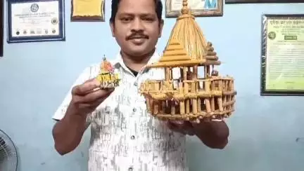 ଛତ୍ରପୁର: ବ୍ରହ୍ମପୁର ଠାରେ ରଥଯାତ୍ରା ପାଇଁ ବେତ ଓ ଖବରକାଗଜରେ ନନ୍ଧିଘୋଷ ରଥ ତିଆରି କଲେ ବାଲୁକା ଶିଳ୍ପୀ ସତ୍ୟ ନାରାୟଣ ମହାରଣା