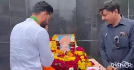 लातूर: नांदेड रोडवरील छत्रपती राजश्री शाहू महाराजांना शहर जिल्हा भाजपच्या वतीने अभिवादन