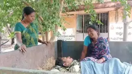 ఇల్లందకుంట: శ్రీరాముల పల్లి గ్రామానికి చెందిన అఖిలేష్ అనే బిటెక్ విద్యార్థి ఆన్ లైన్ బెట్టింగ్ లో మోసపోయి ఉరివేసుకొని ఆత్మహత్య